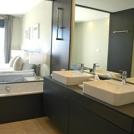 Luxurious In Beautiful Settings Apartment *